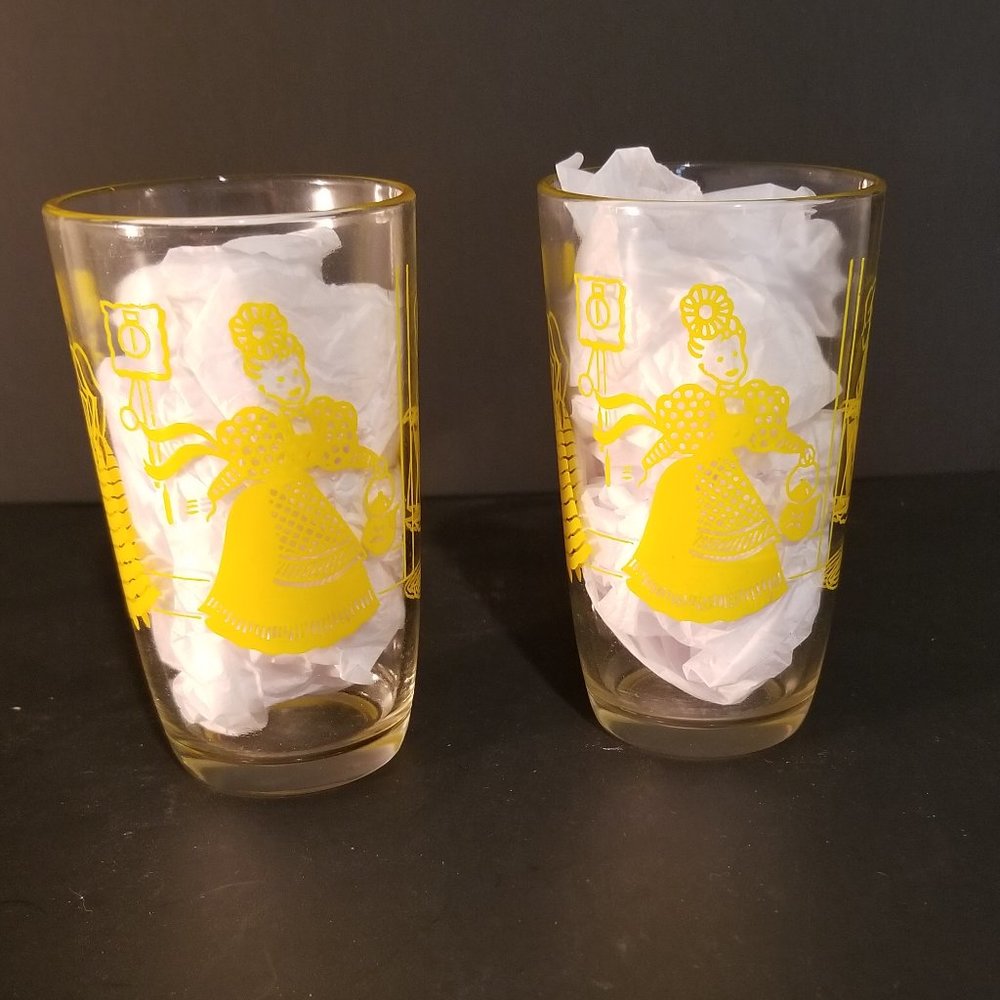 BUSTLING BETTY SET OF 2 CLEAR & YELLOW JUICE TUMBLERS KRAFT 1950'S VINTAGE